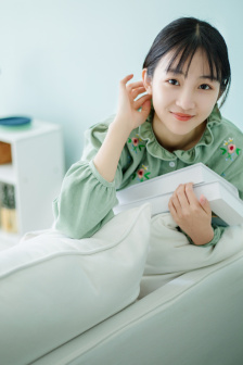 把极品白丝校花啪到腿软